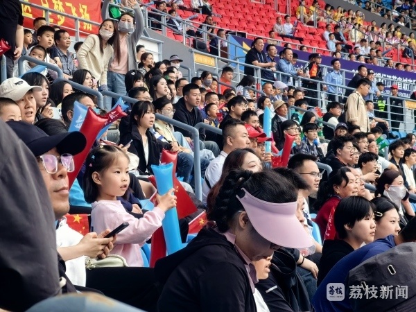 场面火爆！足球观众席沸腾不已的简单介绍