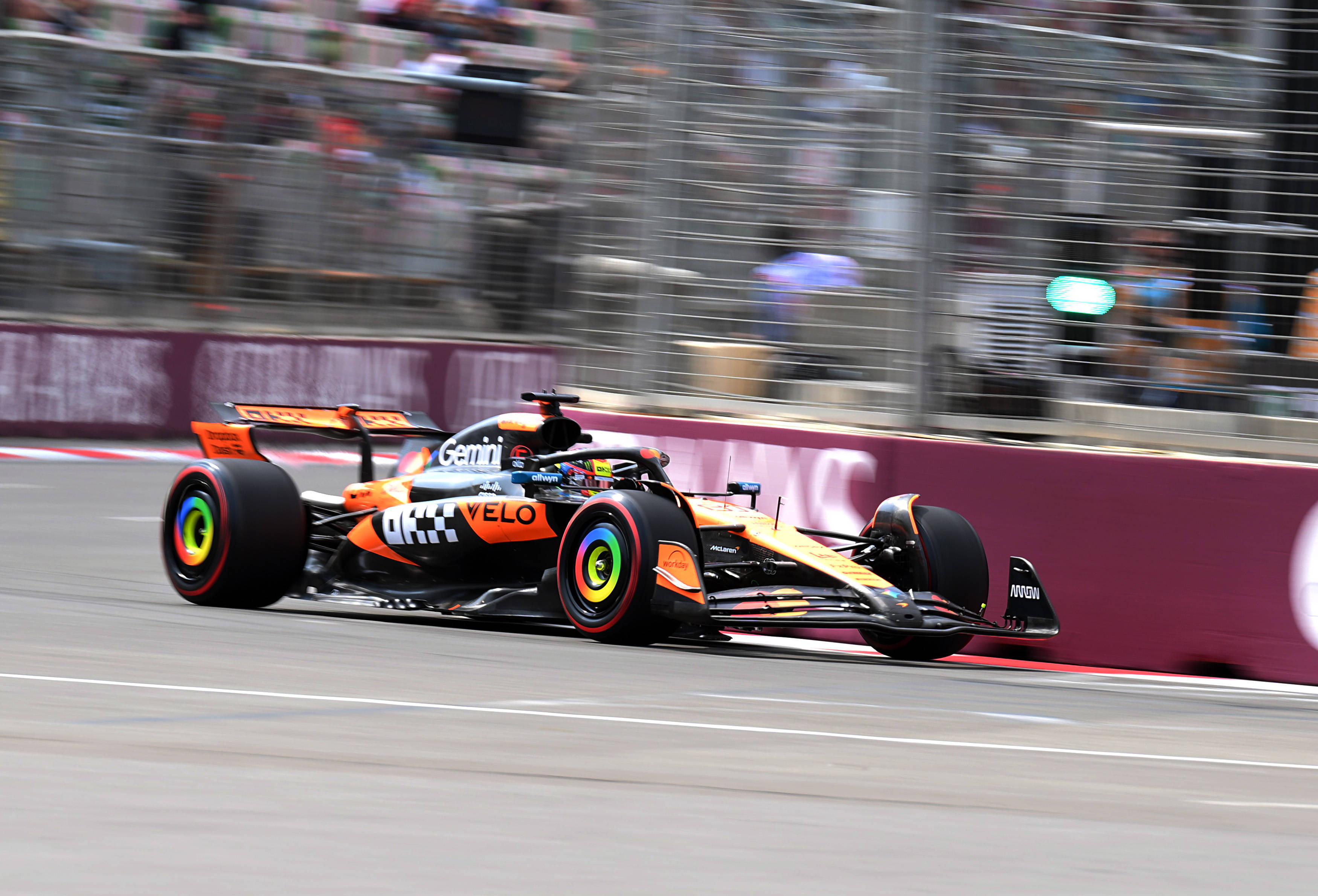 迈凯伦横扫红牛车队，塞恩斯惊艳四座